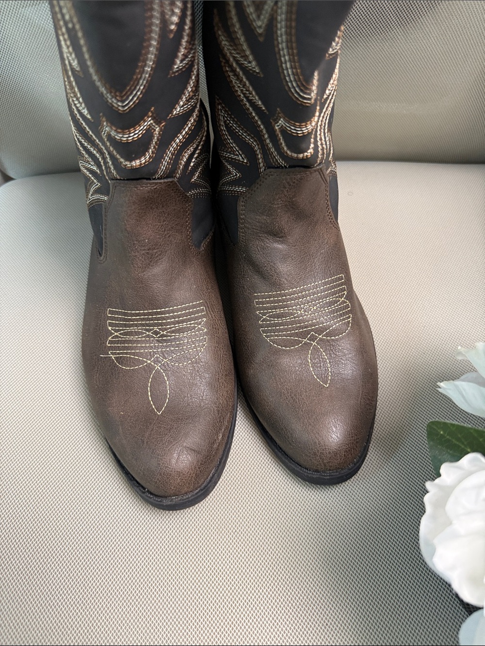 Classic Brown Cowboy Boots with Embroidered Detail - Picture 2 of 6